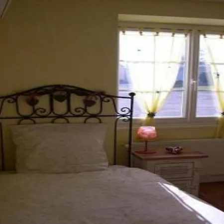 Au Bas Chalonge D'hotes Bed & Breakfast 3*