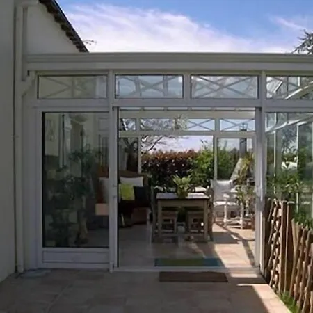 Au Bas Chalonge D'hotes Bed & Breakfast 3*