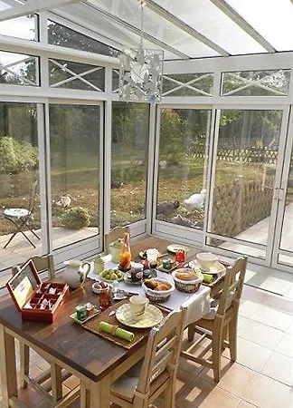 Au Bas Chalonge D'hotes Bed & Breakfast 3*