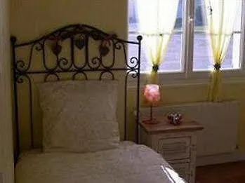 Au Bas Chalonge D'hotes Bed & Breakfast 3*